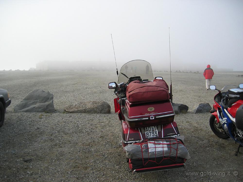 101_0163.JPG - Nel parcheggio di Capo Nord (Nordkapp)