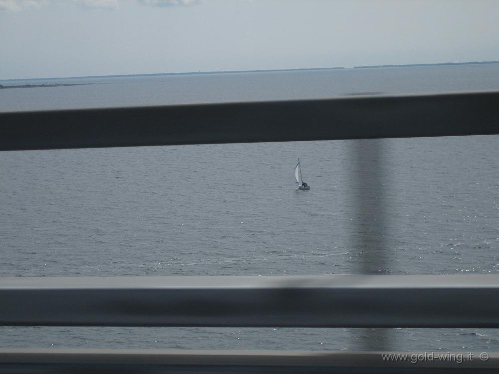 IMG_0059.JPG - Una barca a vela passa sotto il ponte sull'Oresund mentre arrivo in Svezia