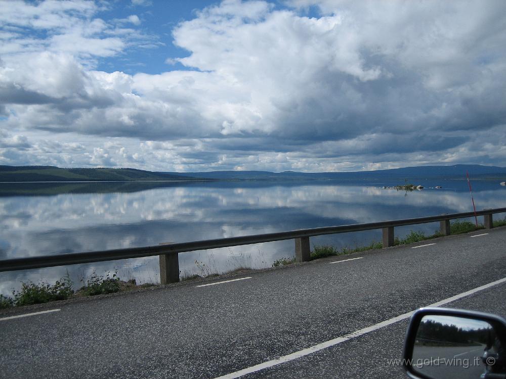 IMG_0166.JPG - Norrbotten: lago tra Arjeplog e il circolo polare. Riflessi sull'acqua