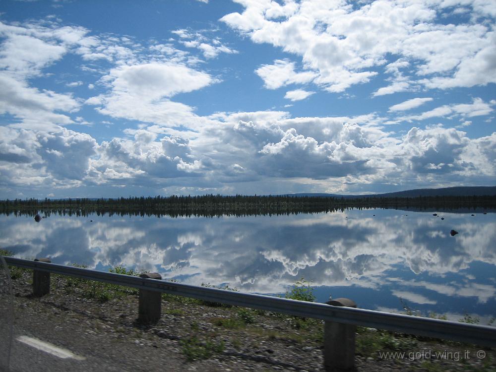 IMG_0182.JPG - Norrbotten: lago tra Arjeplog e il circolo polare. Riflessi sull'acqua