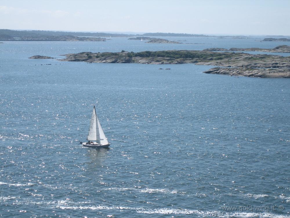 IMG_0320.JPG - Goteborg: barca a vela tra le isole davanti alla città