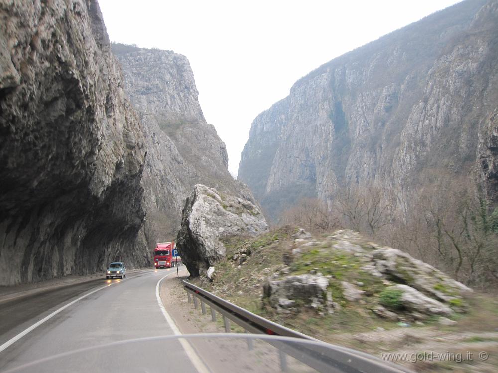 IMG_0079.JPG - Bella strada nella valle tra Nis e la Bulgaria; peccato che piova