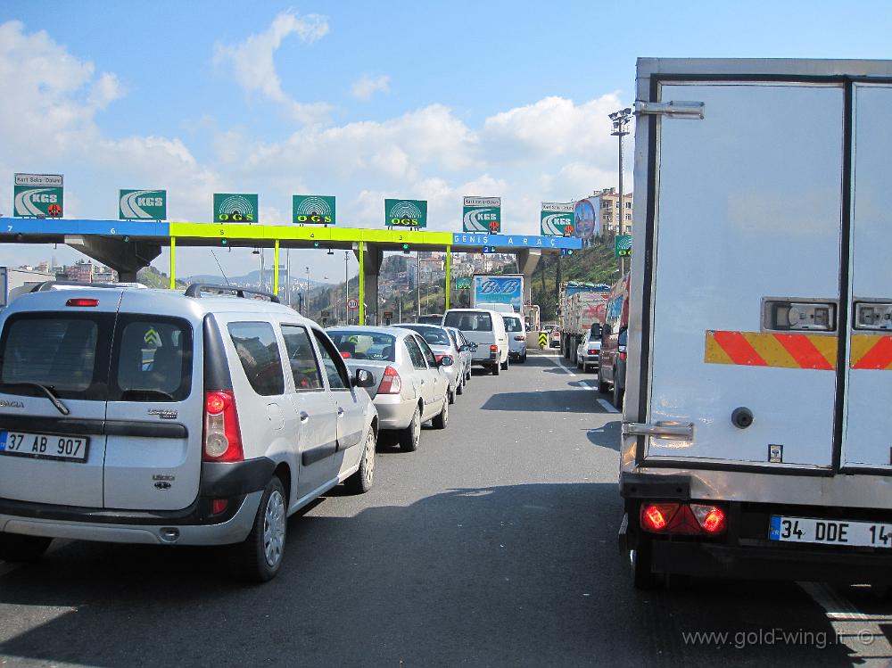 IMG_0106.JPG - Istanbul, ponte Ataturk (sul Bosforo, per entrare in Asia): fila al pagamento del pedaggio