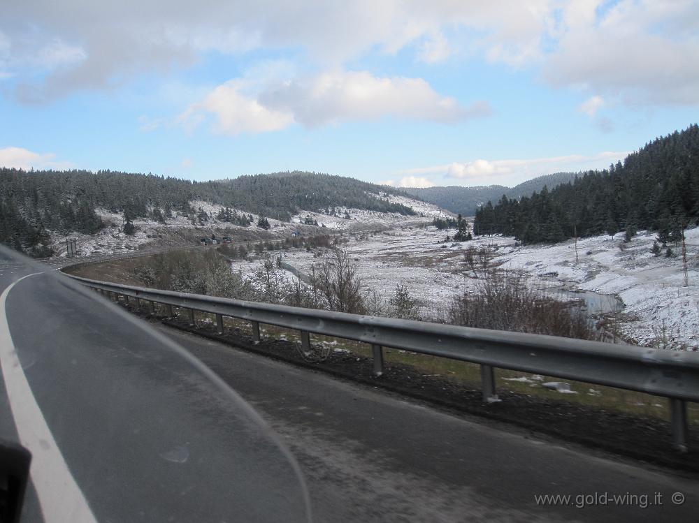 IMG_0139.JPG - Montagne a nord di Ankara, valico a m 1.600: neve tutto intorno