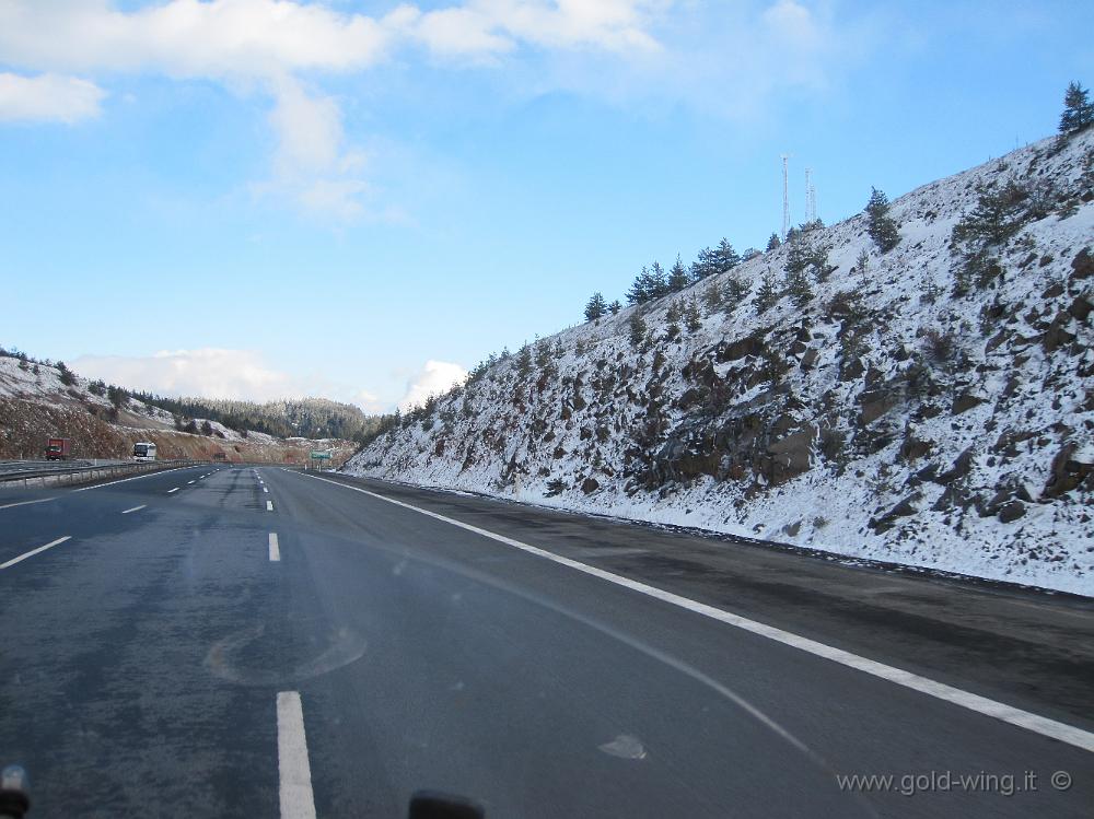 IMG_0146.JPG - Montagne a nord di Ankara, valico a m 1.600: neve tutto intorno