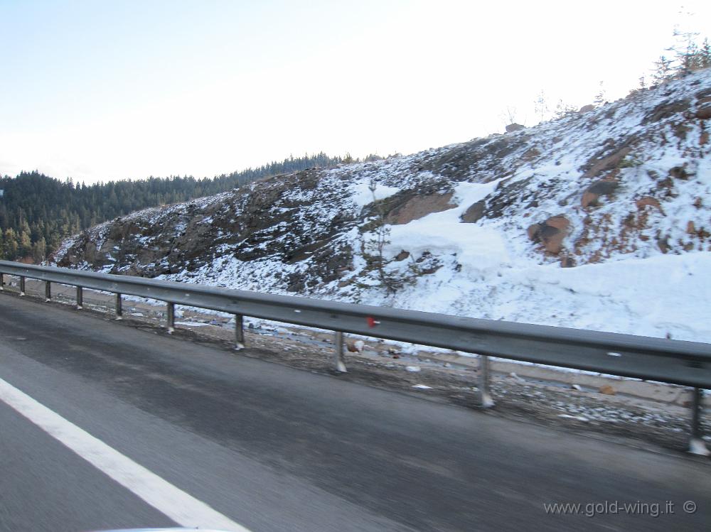 IMG_0148.JPG - Montagne a nord di Ankara, valico a m 1.600: neve tutto intorno