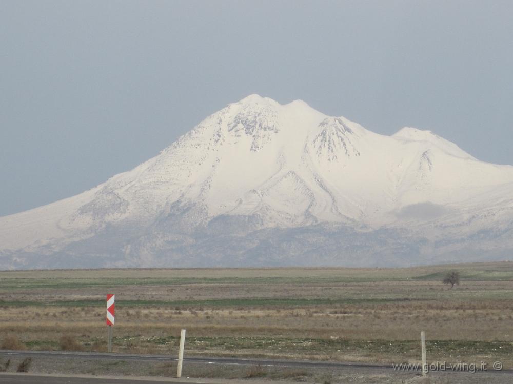 IMG_0236.JPG - Le montagne verso la Cappadocia, innevate