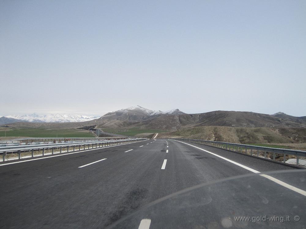 IMG_0252.JPG - Bella autostrada attraverso la catena costiera che mi separa dal mare