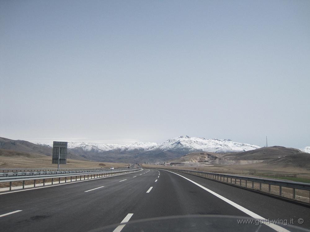 IMG_0261.JPG - Bella autostrada attraverso la catena costiera che mi separa dal mare