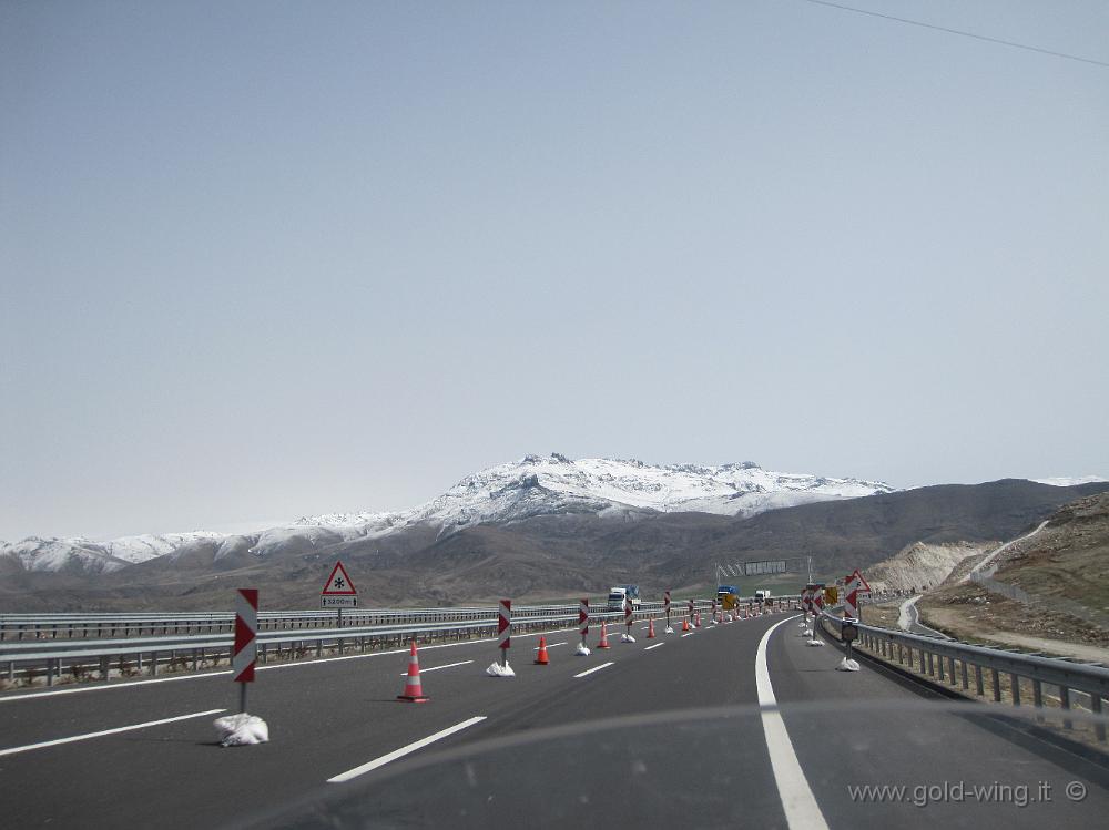 IMG_0262.JPG - Bella autostrada attraverso la catena costiera che mi separa dal mare