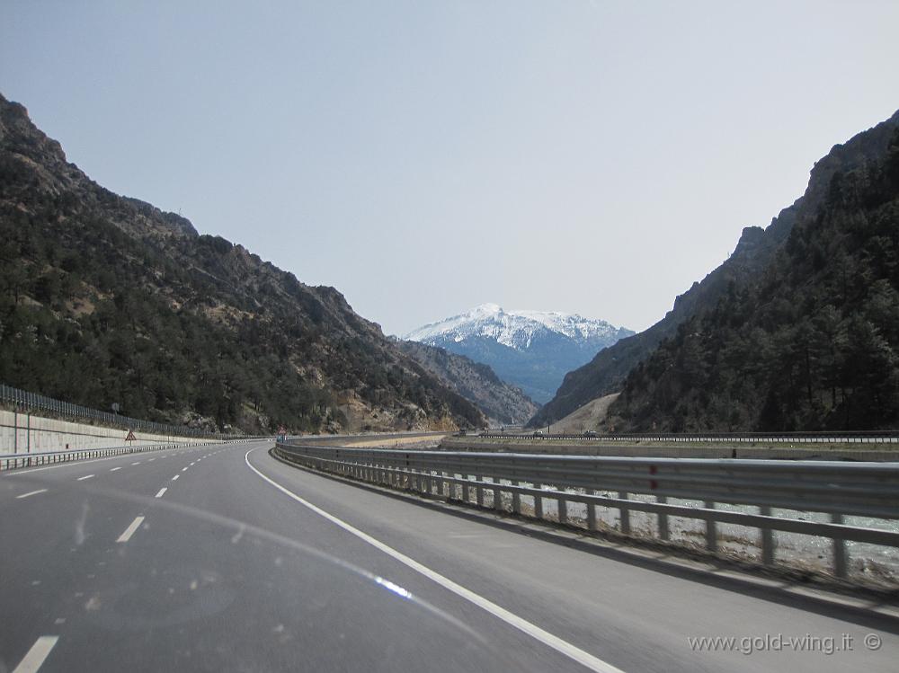 IMG_0274.JPG - Autostrada attraverso la catena costiera che mi separa dal mare