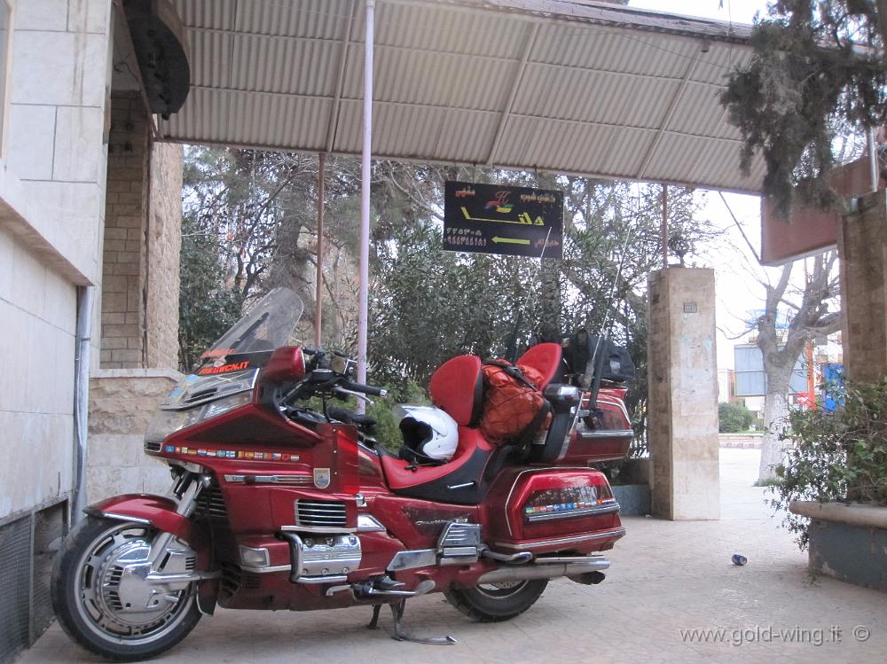 IMG_0328.JPG - La moto parcheggiata davanti all'albergo di Idlib (Siria)