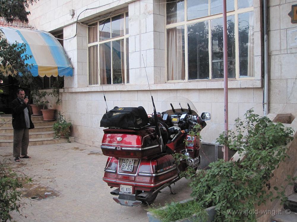 IMG_0330.JPG - La moto parcheggiata davanti all'albergo di Idlib (Siria)