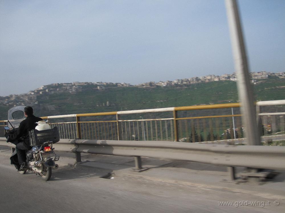 IMG_0336.JPG - Moto locale sull'autostrada tra Hama e Homs