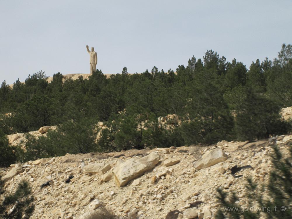 IMG_0345.JPG - Tra le montagne dell'Antilibano, a nord di Damasco: statua del Presidente Assad