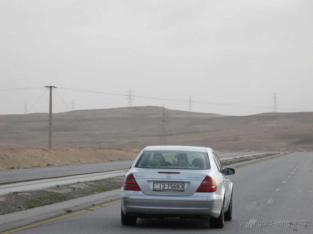 IMG_0387.JPG - Giordania: l' "Autostrada del deserto": bambini mi salutano