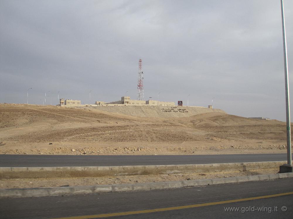 IMG_0397.JPG - Giordania. l' "Autostrada del deserto" a nord di Ma'An: fortino militare