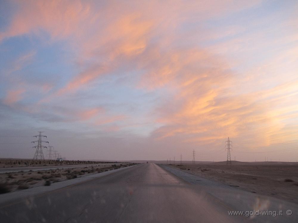 IMG_0410.JPG - Giordania: l' "Autostrada del deserto" tra Ma'An e Aqaba. Il sole si abbassa; quota m 1.400