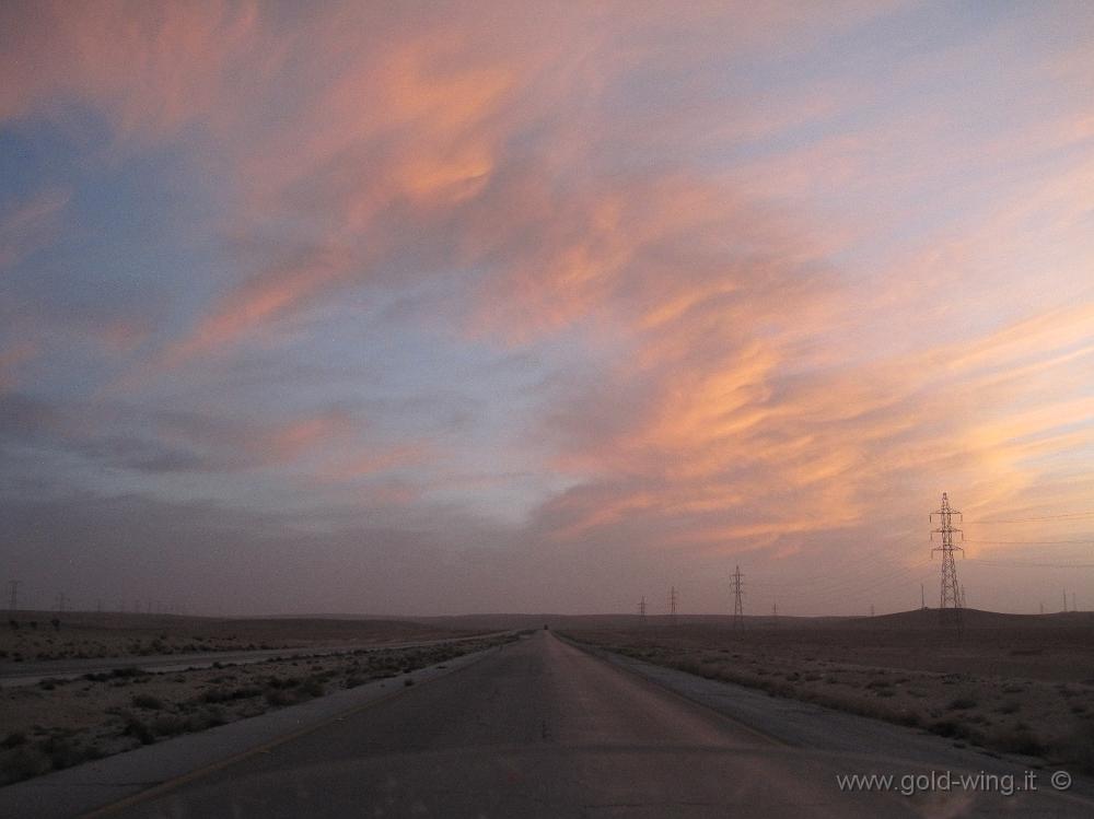 IMG_0413.JPG - Giordania: l' "Autostrada del deserto" tra Ma'An e Aqaba. Il sole si abbassa; quota m 1.400