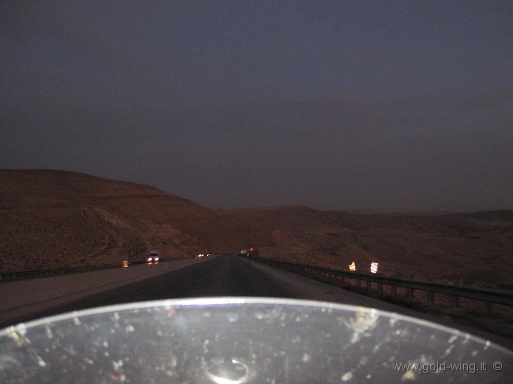 IMG_0414.JPG - Giordania: l' "Autostrada del deserto" tra Ma'An e Aqaba. Il valico (m 1.500), ormai buio