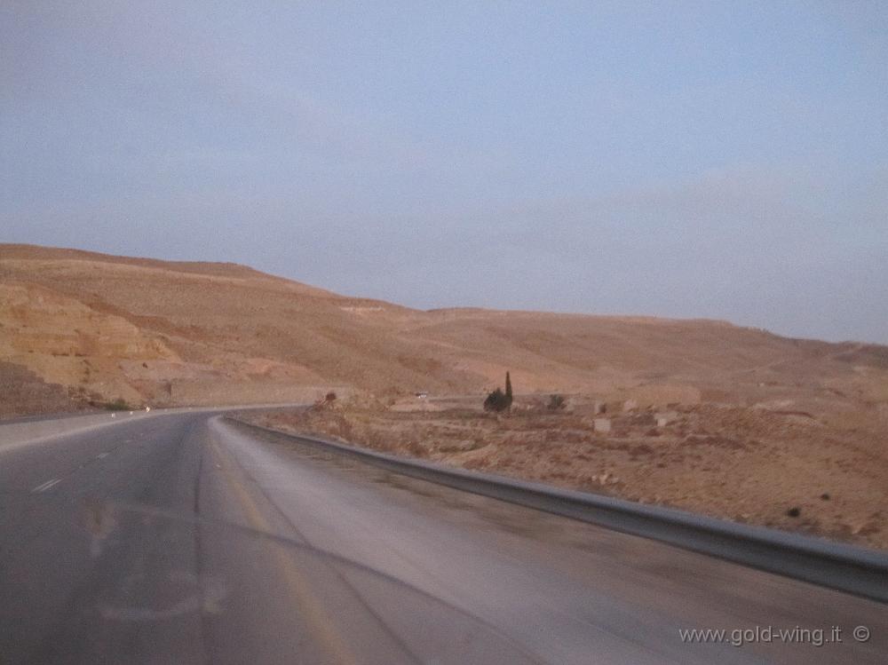 IMG_0418.JPG - Giordania: l' "Autostrada del deserto": discesa dal valico (m 1.500), verso Aqaba