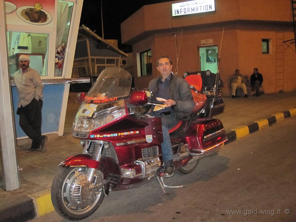 IMG_0425.JPG - Aqaba, attesa al porto di imbarco del traghetto: cena