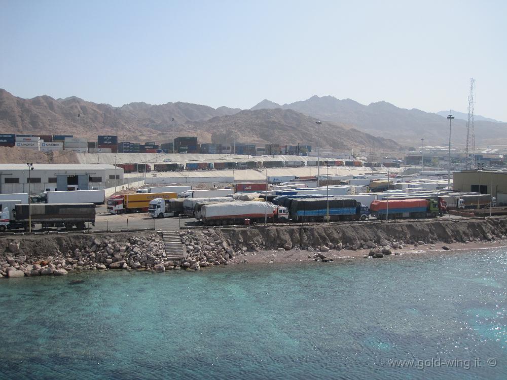 IMG_0459.JPG - Porto di Aqaba, pieno di TIR in attesa