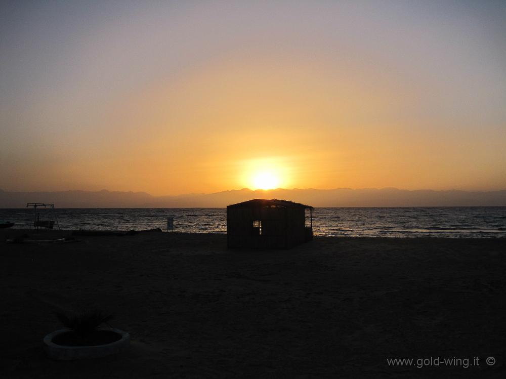 IMG_0548.JPG - Alba a Bir el Suweir (tra Nuweiba e Taba), Sinai, golfo di Aqaba