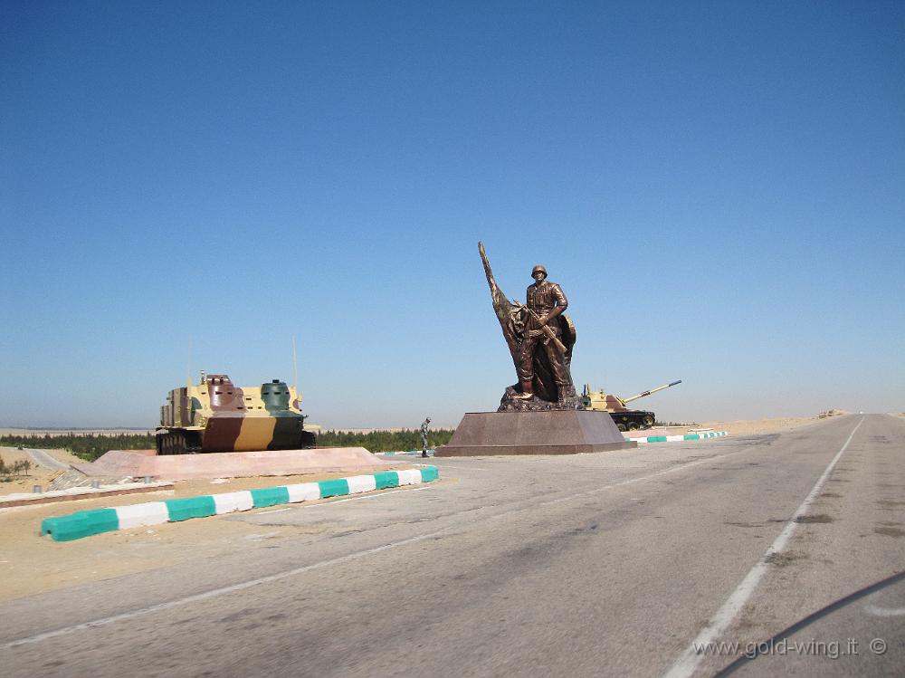 IMG_0633.JPG - Sinai: monumento militare nei pressi del canale di Suez