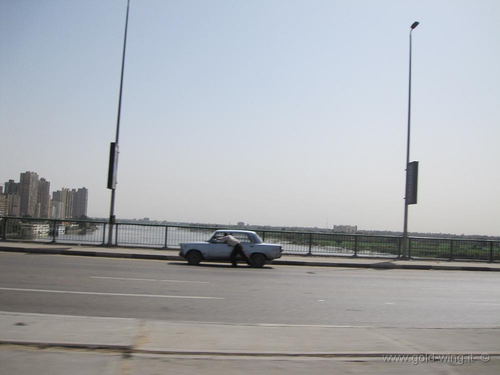 IMG_0643.JPG - Il Cairo, ponte sul Nilo: egiziano che spinge la sua auto