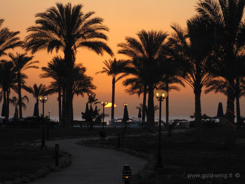 IMG_0731.JPG - Alba sull'albergo sul Mar Rosso a sud di Suez