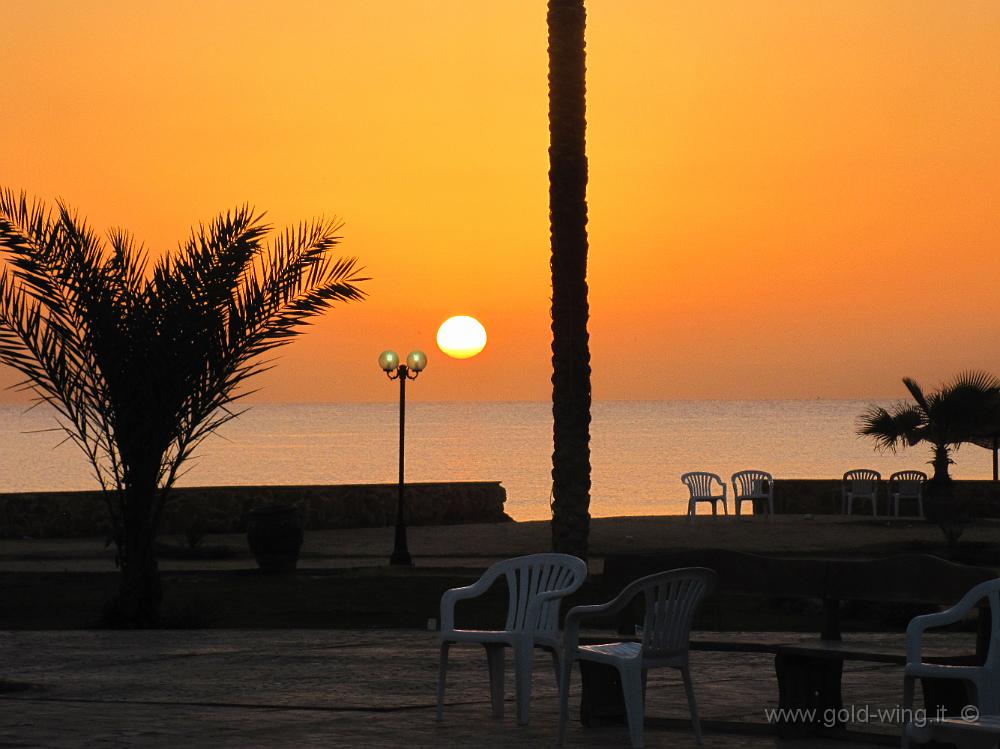 IMG_0733.JPG - Alba sull'albergo sul Mar Rosso a sud di Suez