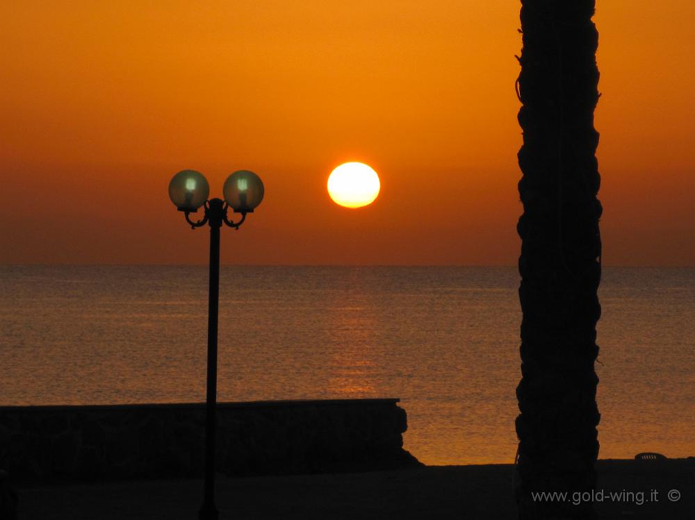 IMG_0735.JPG - Alba sull'albergo sul Mar Rosso a sud di Suez