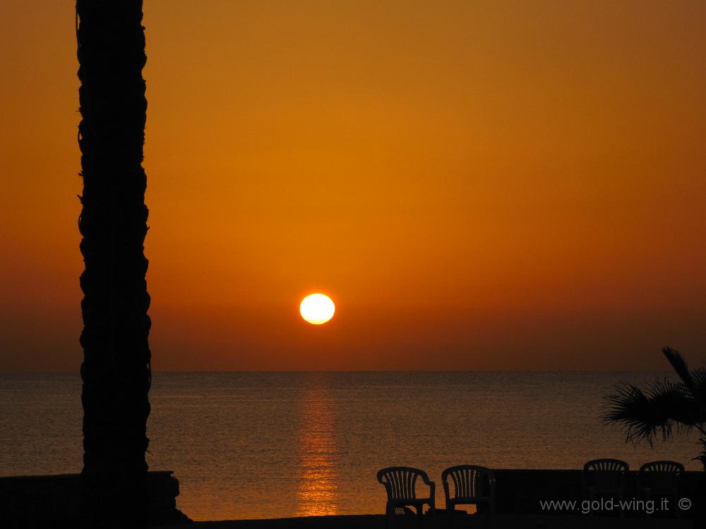 IMG_0738.JPG - Alba sull'albergo sul Mar Rosso a sud di Suez