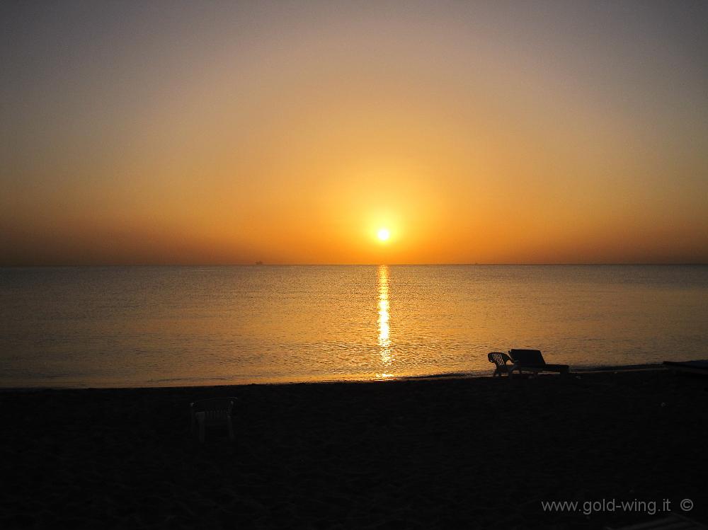 IMG_0754.JPG - Spiaggia dell'albergo sul Mar Rosso a sud di Suez