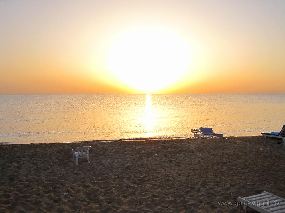 IMG_0755.JPG - Spiaggia dell'albergo sul Mar Rosso a sud di Suez