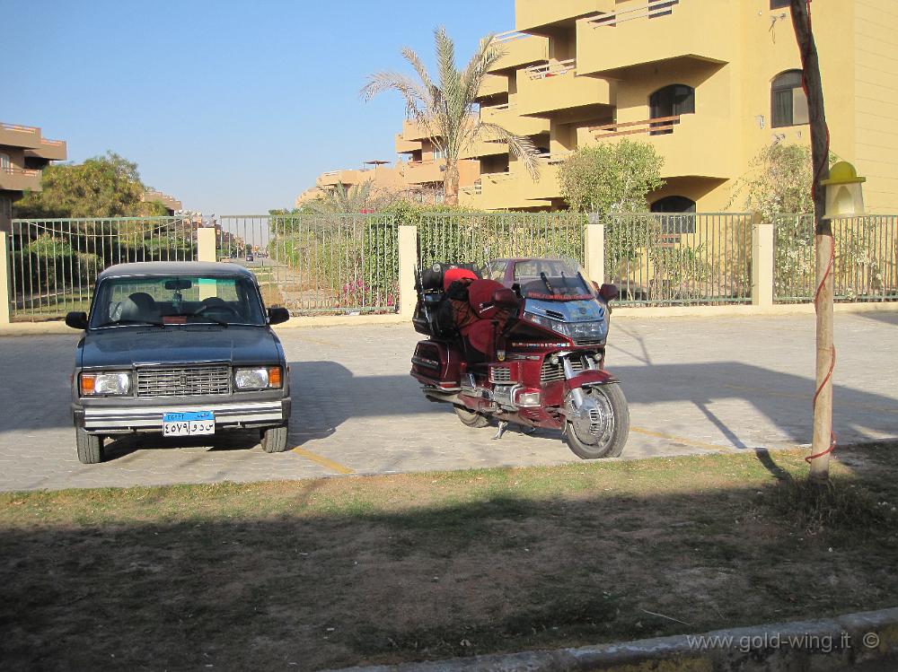 IMG_0770.JPG - La moto parcheggiata davanti all'albergo sul Mar Rosso a sud di Suez