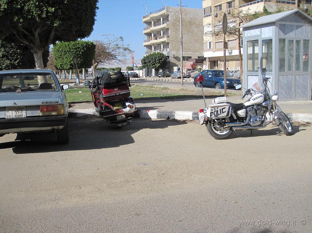 IMG_0796.JPG - Suez: parcheggio accanto a una moto della polizia