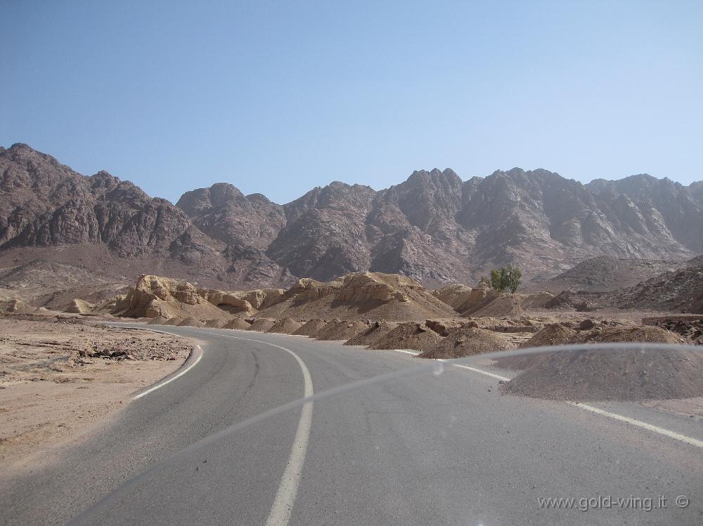 IMG_0861.JPG - Sinai: lavori stradali, con cumuli di terra depositati a bordo strada (e non solo)