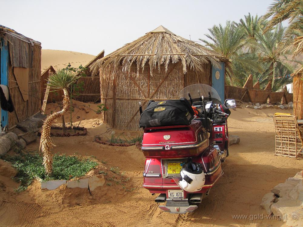 IMG_1029.JPG - Residence sulla spiaggia di Nuweiba: la mia moto davanti al mio bungalow