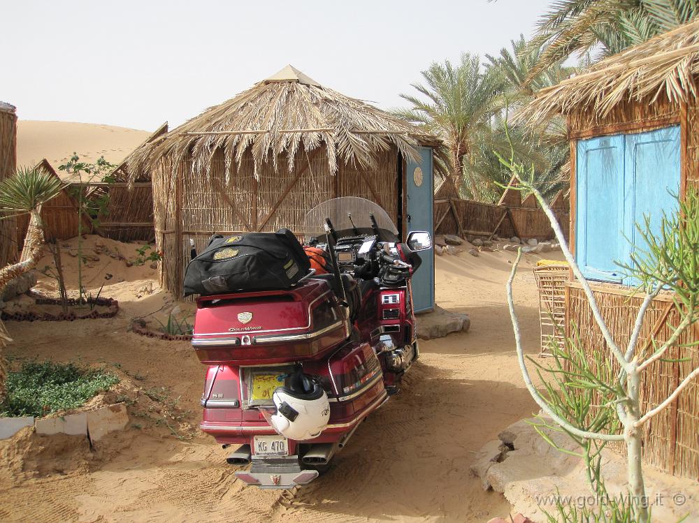 IMG_1041.JPG - Residence sulla spiaggia di Nuweiba: caricata la moto, si parte per il vicino traghetto