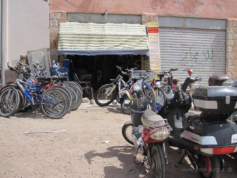 IMG_1047.JPG - Aqaba: questa è l'officina del meccanico che dovrebbe riparare la mia moto