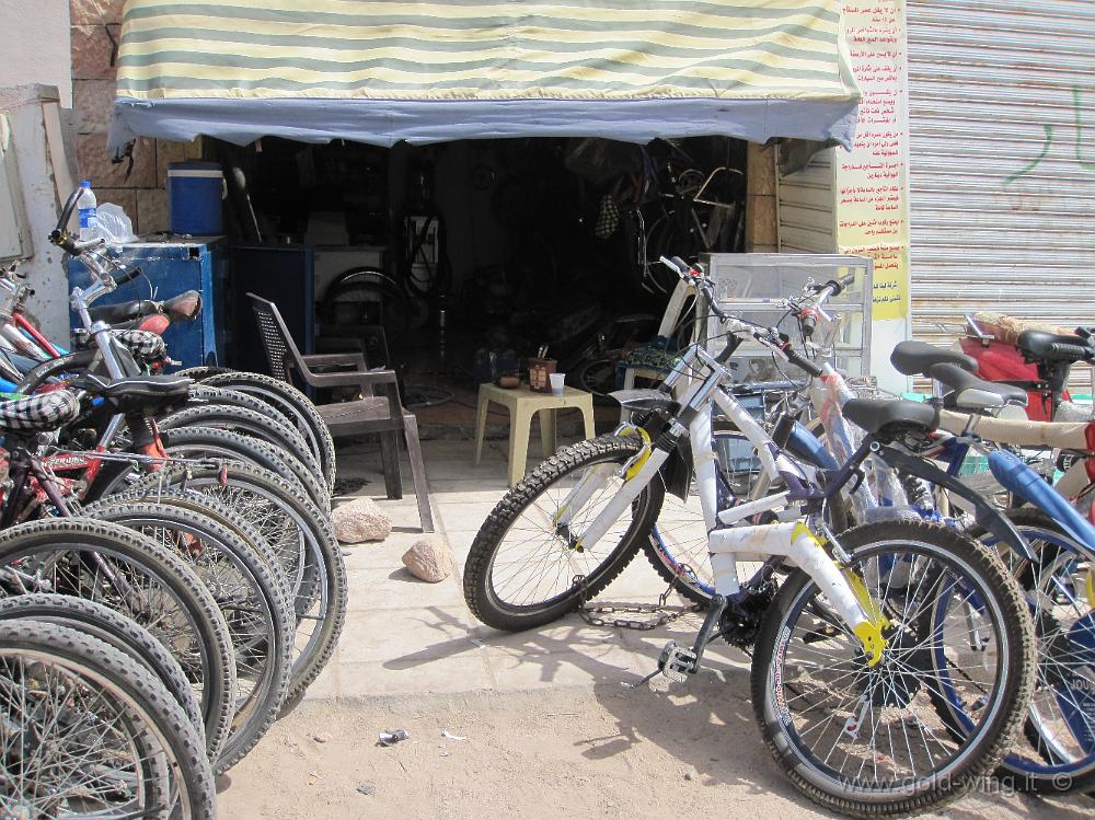 IMG_1048.JPG - Aqaba: questa è l'officina del meccanico che dovrebbe riparare la mia moto