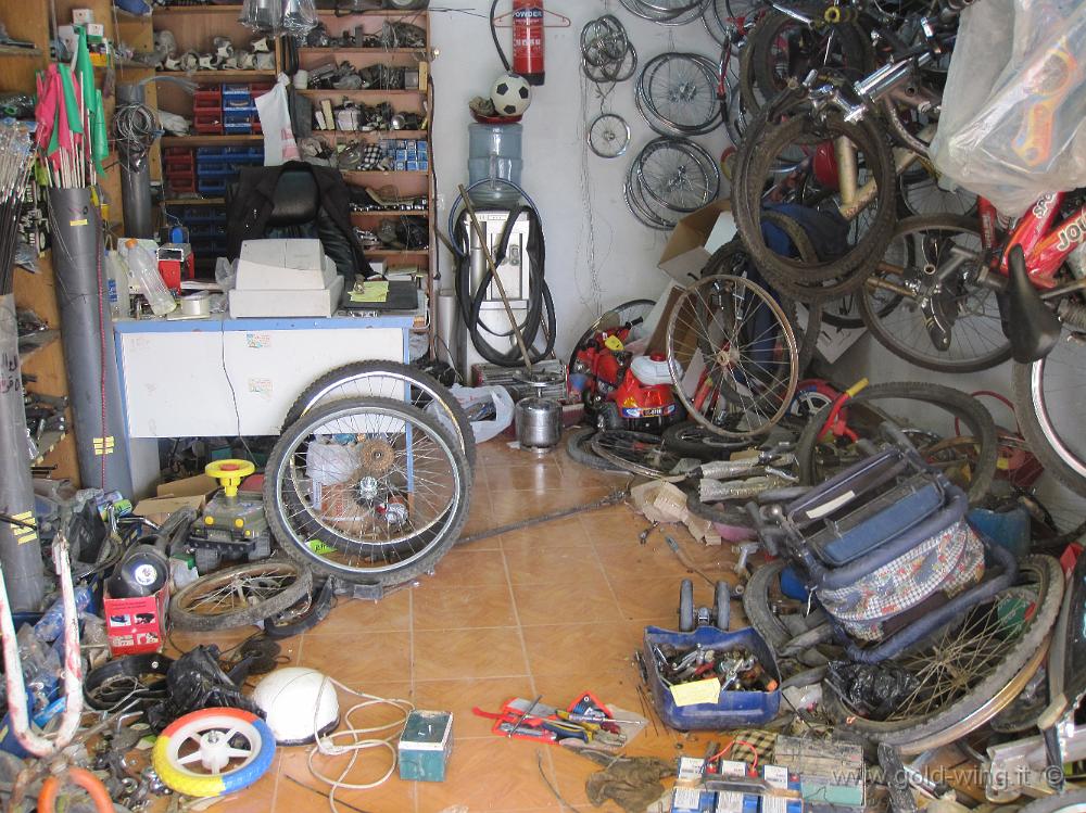 IMG_1049.JPG - Aqaba: questa è l'officina del meccanico che dovrebbe riparare la mia moto