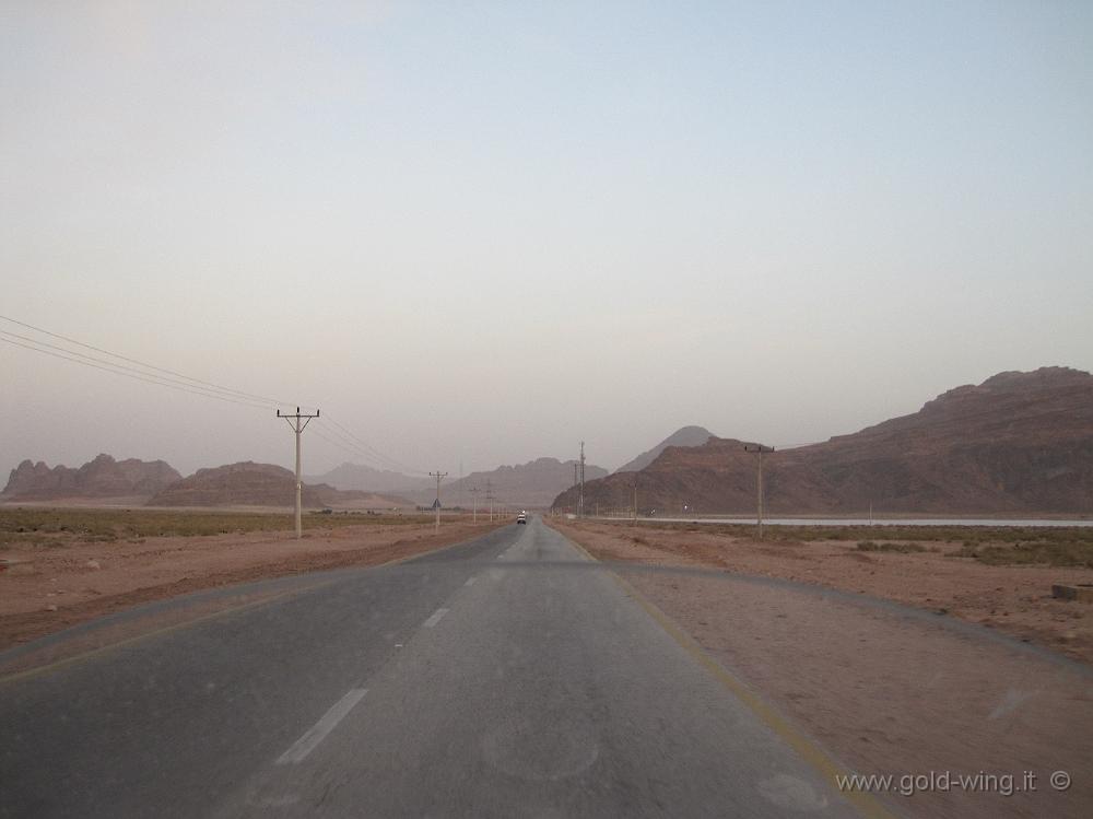 IMG_1061.JPG - La strada per il Wadi Rum, ormai al tramonto