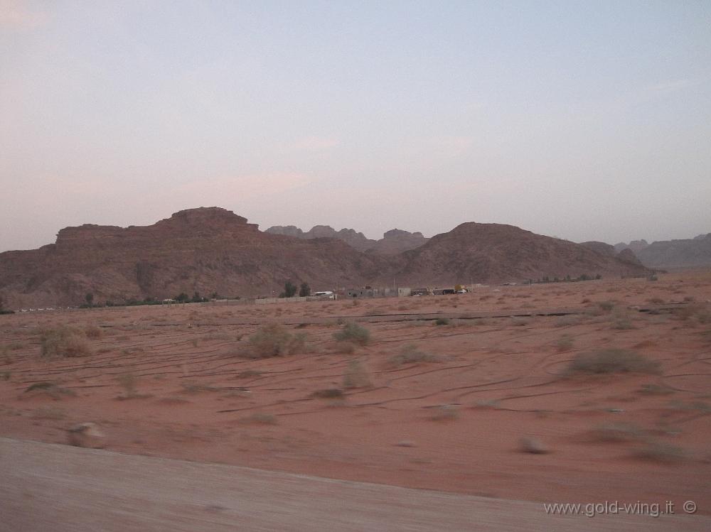 IMG_1067.JPG - La strada per il Wadi Rum