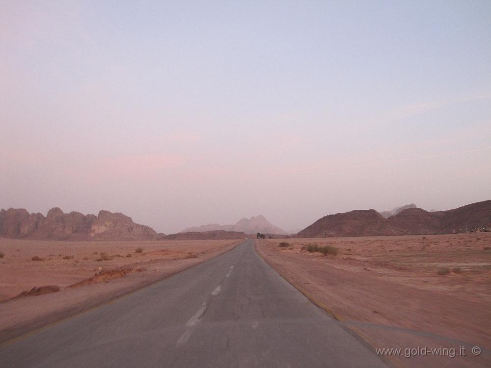 IMG_1070.JPG - La strada per il Wadi Rum