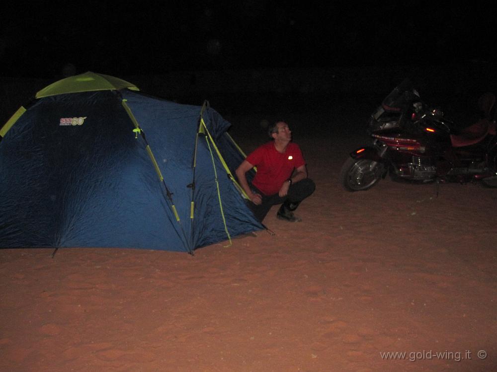 IMG_1099.JPG - Wadi Rum; moto e tenda nel deserto. Solo le stelle sopra di me