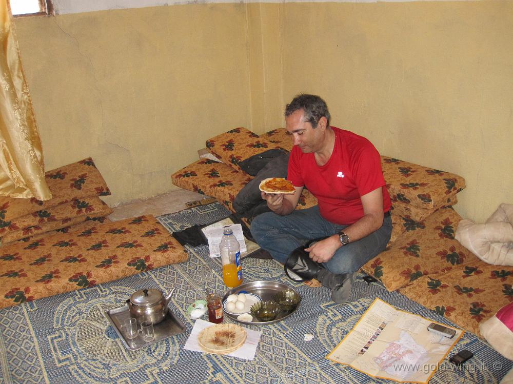 IMG_1103.JPG - Colazione con i beduini al Wadi Rum: mangiamo, che sarà una giornata lunga!