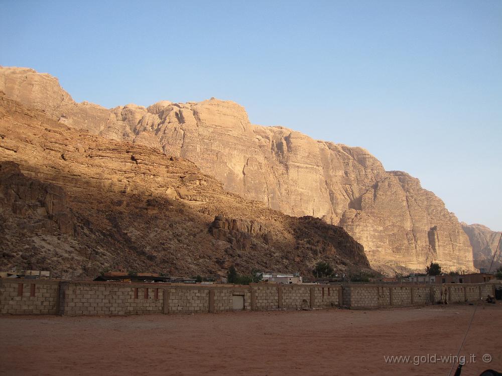 IMG_1108.JPG - Il sole del mattino comincia a illuminare le montagne del Wadi Rum